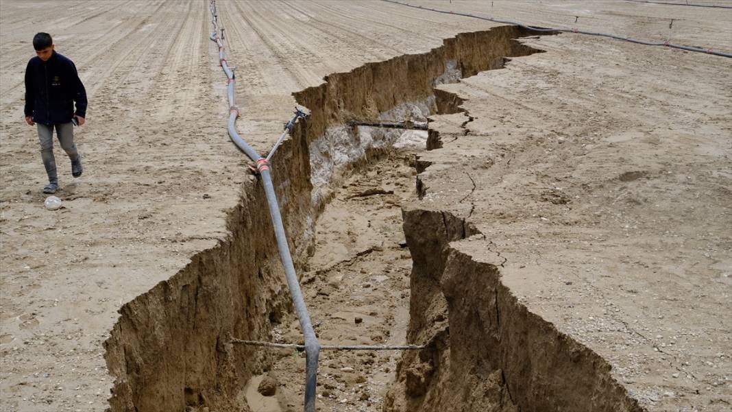 Konya’nın kurak ilçesinde toprak yarıldı! Yol ortadan ikiye ayrıldı 8